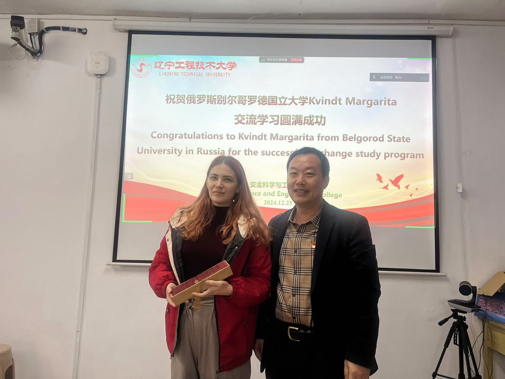 男人和女人站在墙边中度可信度描述已自动生成